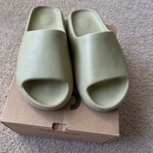 YEEZY SLIDES